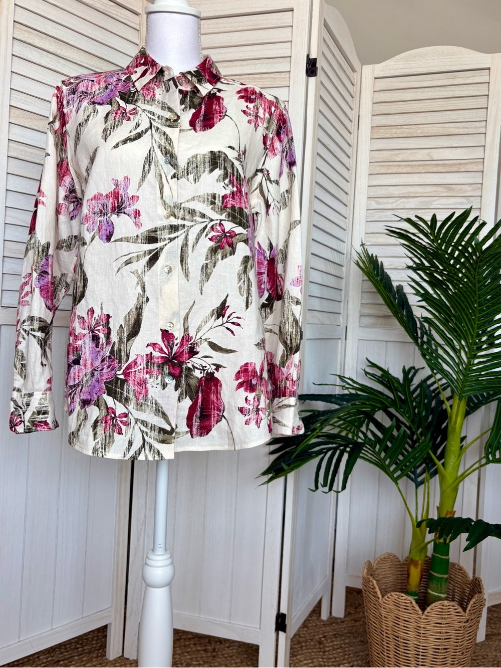 Tommy Bahama 100% Linen Floral button Women’s Small Tropical Coastal Blouse NWT - Picture 2 of 9